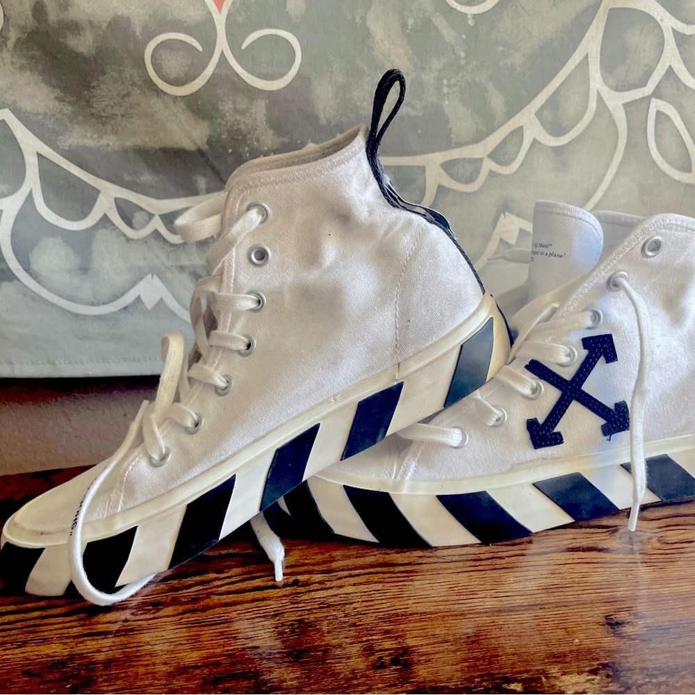 Vulcanized Logo Mid Top Sneakers - Off-White